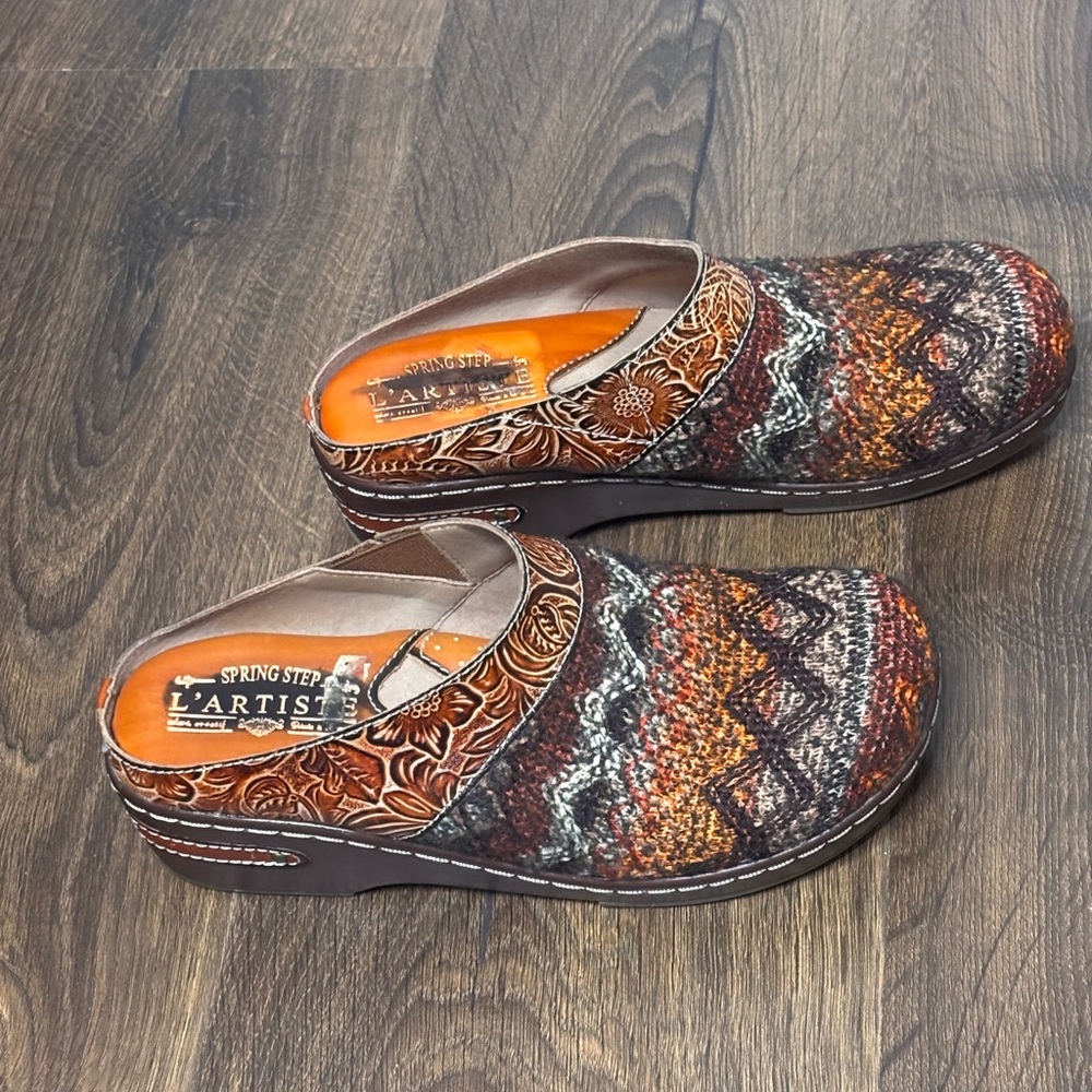 L'ARTISTE
WOMEN’S L’ARTISTE ZIGINO CAMEL SLIP-ON CLOGS size 6.5/37